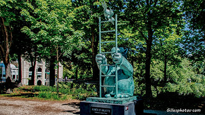 Statue de Geluck,- ROMEO ET JULIETTE  - Exposition 2021  sur les champs Elysées -PARIS